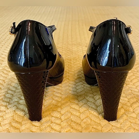 CHANEL Black Patent Mary Jane Pump with Scalloped Heel - Picture 3 of 16